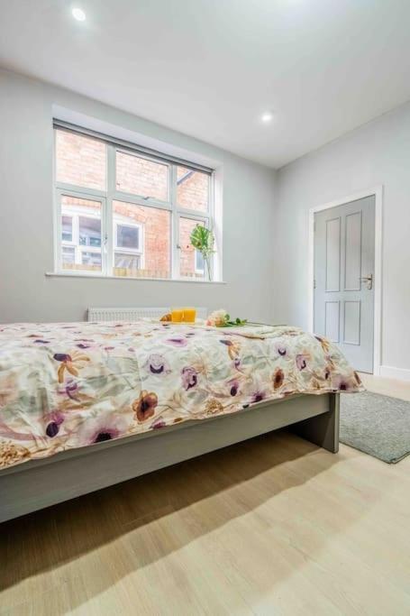 Apartamento Beautiful Flat With Free Parking Birmingam Exterior foto